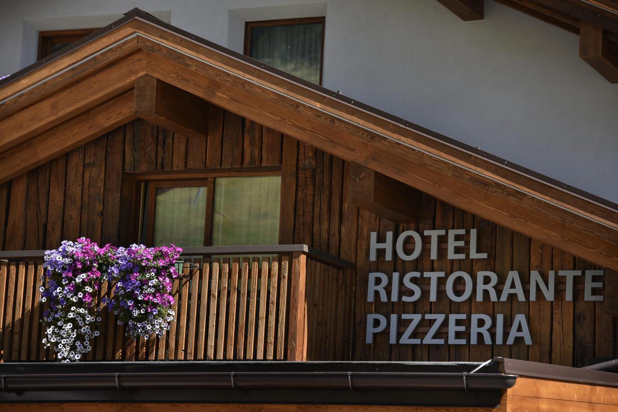Hotel Galli'S - Centro リヴィーニョ エクステリア 写真